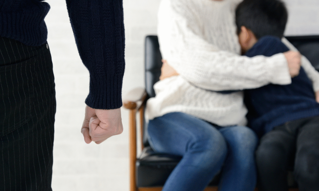 Przemoc domowa a ograniczenie władzy rodzicielskiej – jak działa prawo