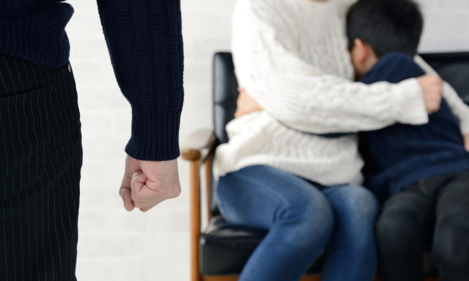 Przemoc domowa a ograniczenie władzy rodzicielskiej – jak działa prawo