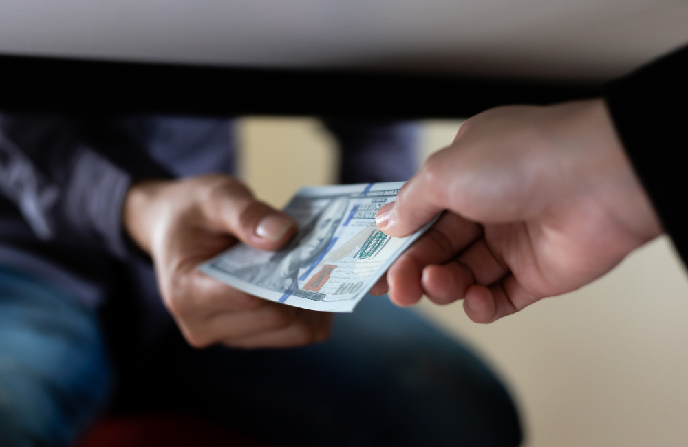 Zarzut korupcji - jak przebiega postępowanie i jakie grożą kary?